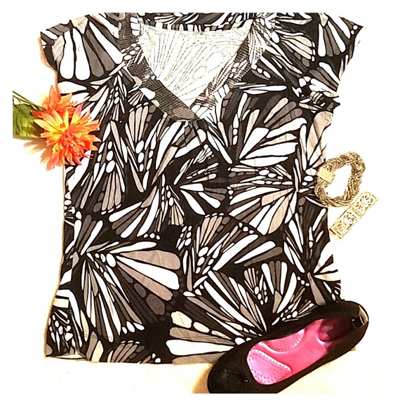 Drama Added V-neck Short Sleeve Print Apt 9 Top - Picture 6 of 8